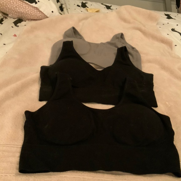 Assortment zip front zip & pull on sport bras. - Picture 6 of 7